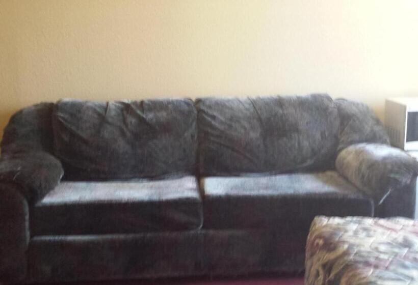 בית מלון כפרי First Western Inn   Fairmont City