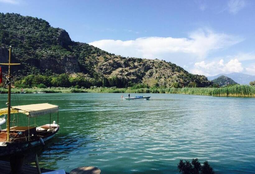 Отель Happy Caretta