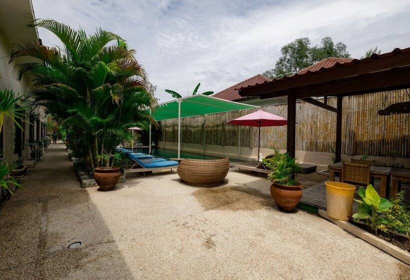 هتل Kura Kura Beach Resort