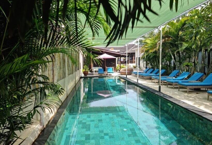 ホテル Kura Kura Beach Resort