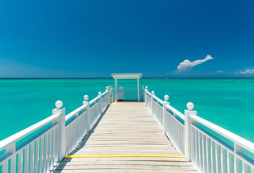 Hotel Grand Decameron Cornwall Beach, A Trademark All Inclusive Resort