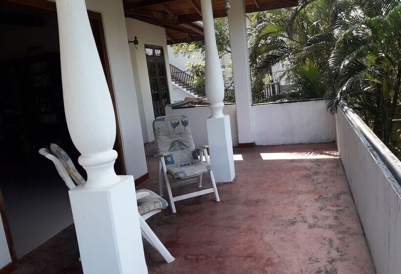 Отель Sea Front Hikkaduwa