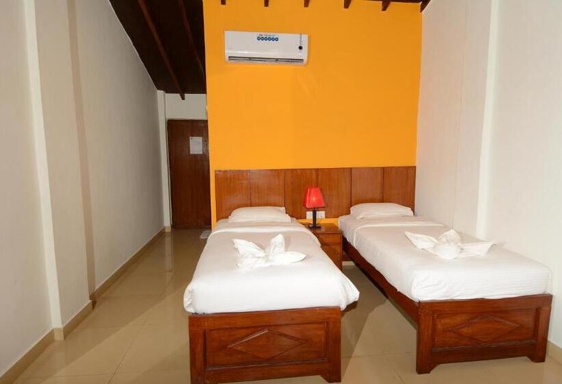 Отель Silver Sands Sunshine Angaara