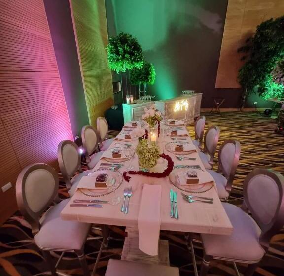 Wyndham Manta Sail Plaza Hotel And Convention Center