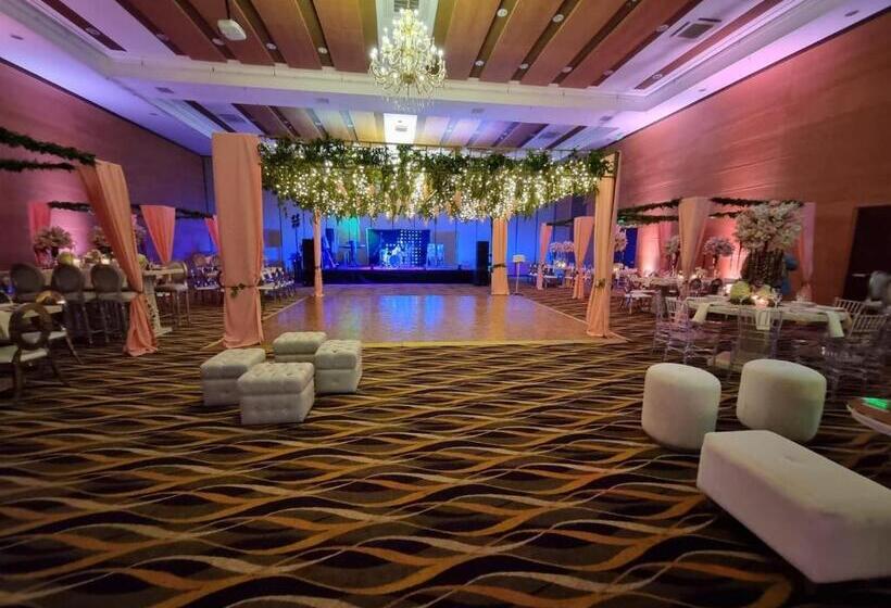 Wyndham Manta Sail Plaza Hotel And Convention Center