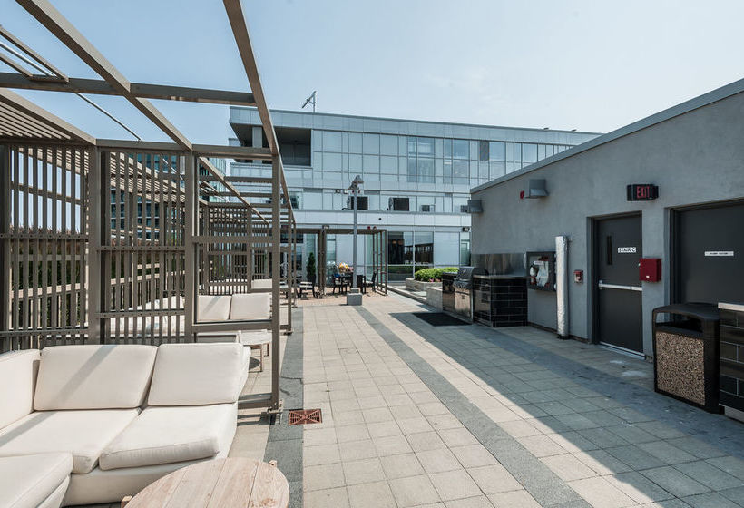Life Suites  Front And Spadina