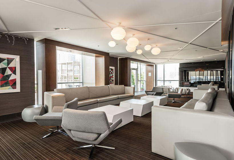 Life Suites  Front And Spadina