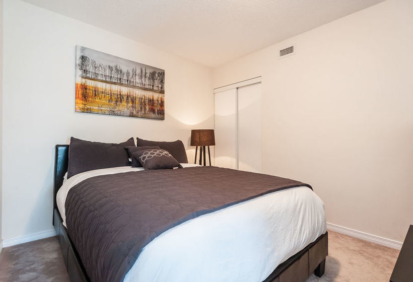 Life Suites  Front And Spadina