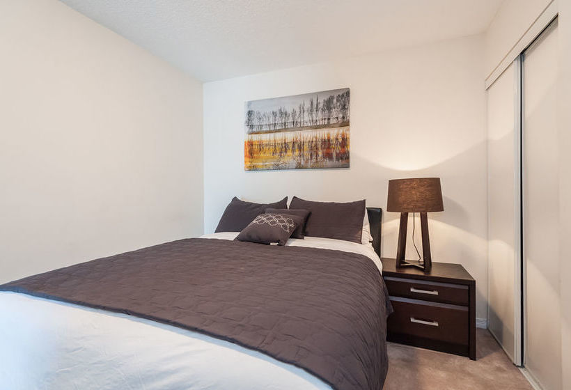 Life Suites  Front And Spadina