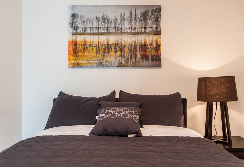 Life Suites  Front And Spadina