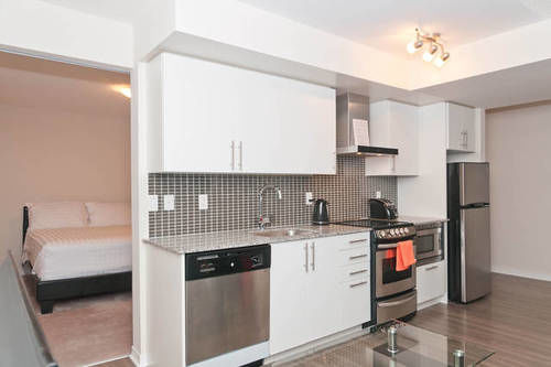 Life Suites  Front And Spadina