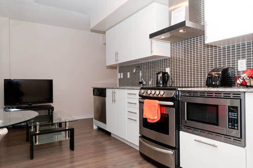 Life Suites  Front And Spadina