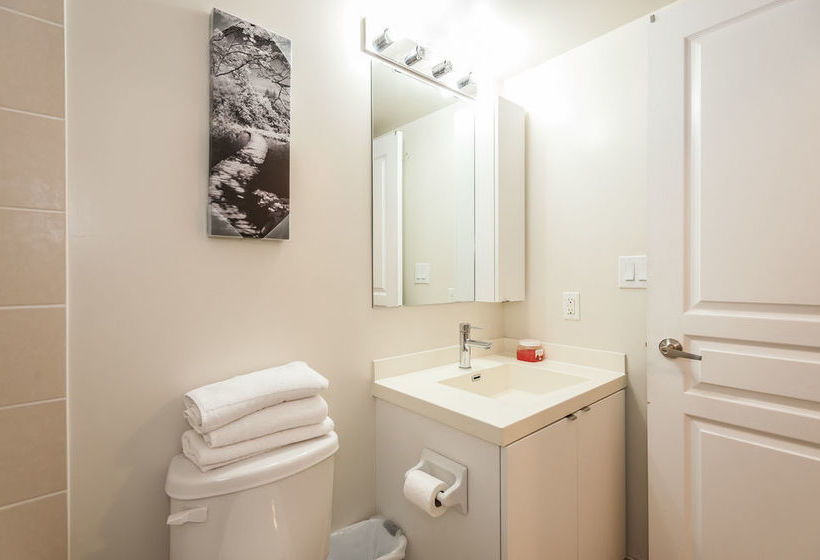 Life Suites Front And Spadina