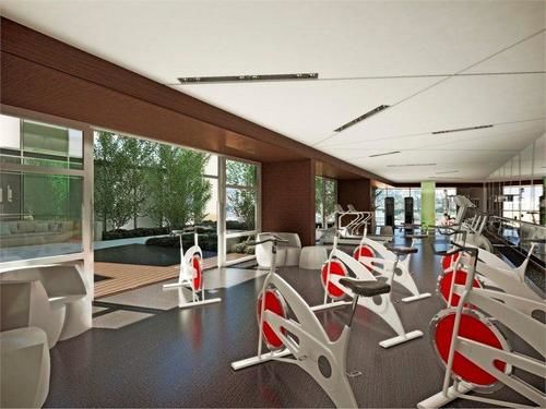 Life Suites  Front And Spadina