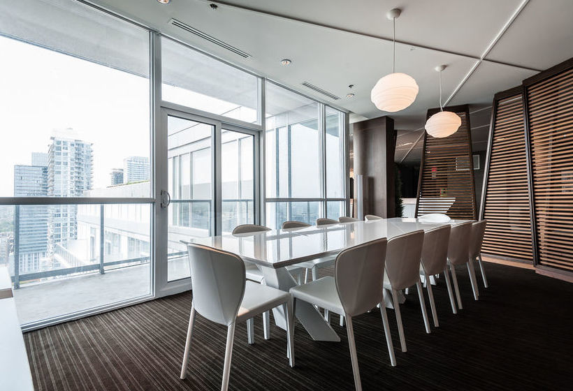 Life Suites  Front And Spadina