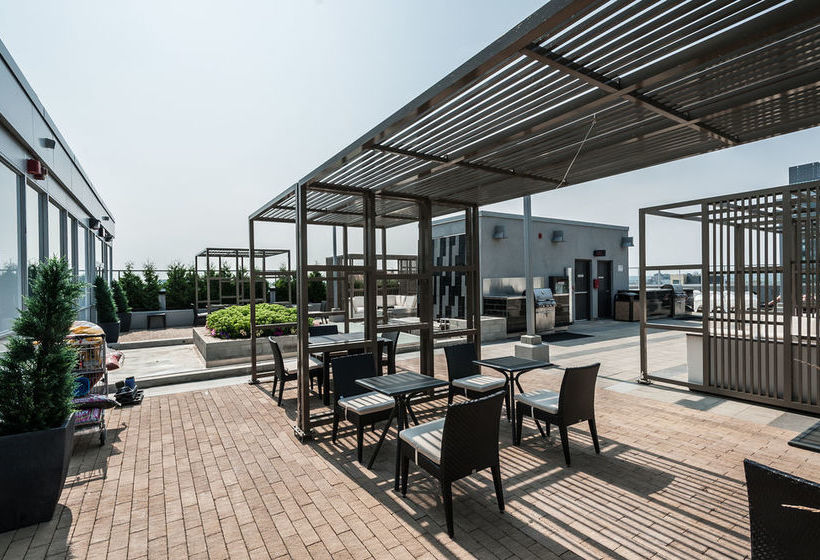 Life Suites  Front And Spadina