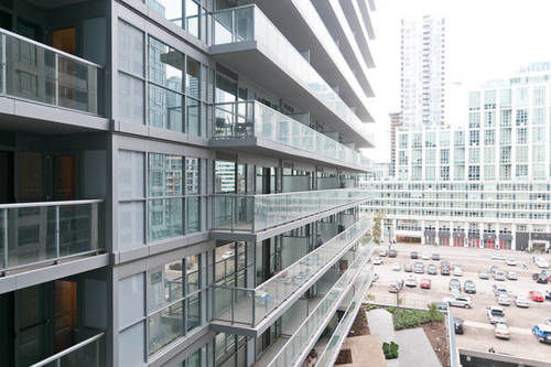 Life Suites  Front And Spadina