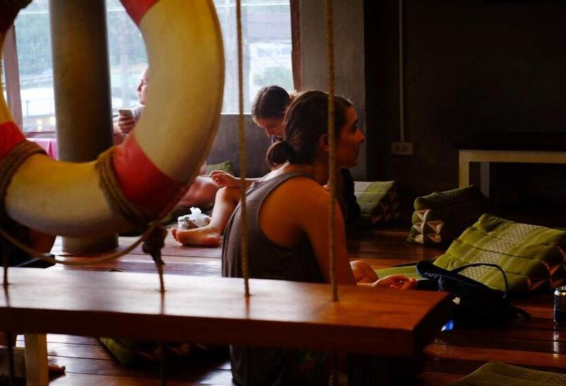 Non La Mer Hostel Bed & Yoga