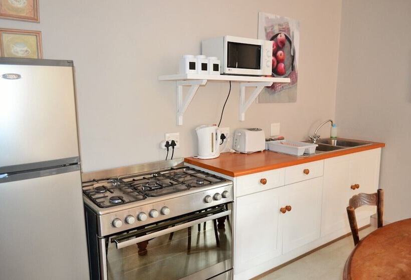 ペンション By The Way Guesthouse