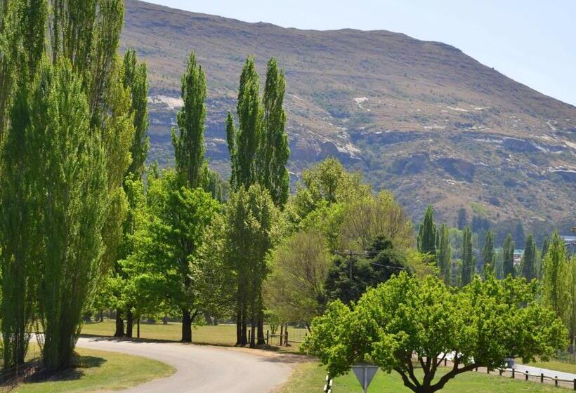 ペンション By The Way Guesthouse