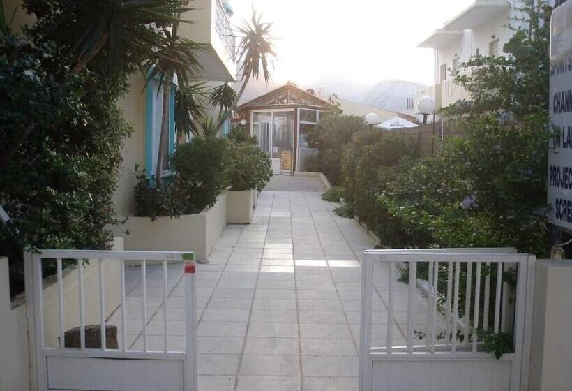 Albatross Studios & Apartments