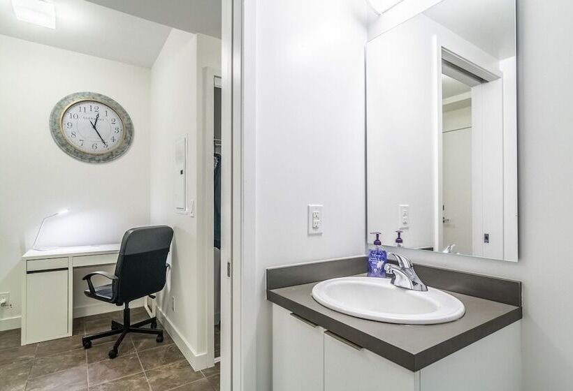 Aoc Suites 2 Bedroom Condo, City Cn Tower View