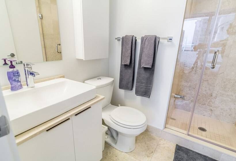 Aoc Suites 2 Bedroom Condo, City Cn Tower View