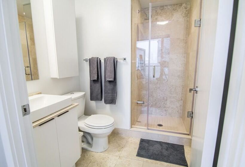 Aoc Suites 2 Bedroom Condo, City Cn Tower View