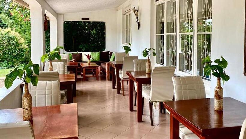 تختخواب و صبحانه Karibu Entebbe