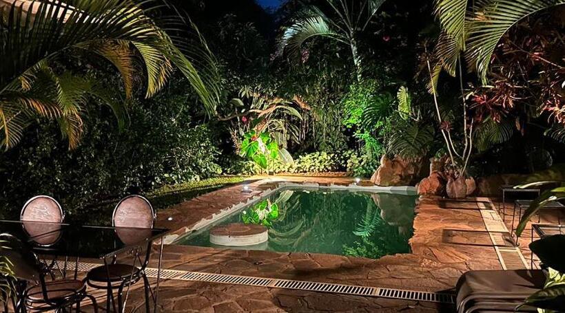 تختخواب و صبحانه Karibu Entebbe