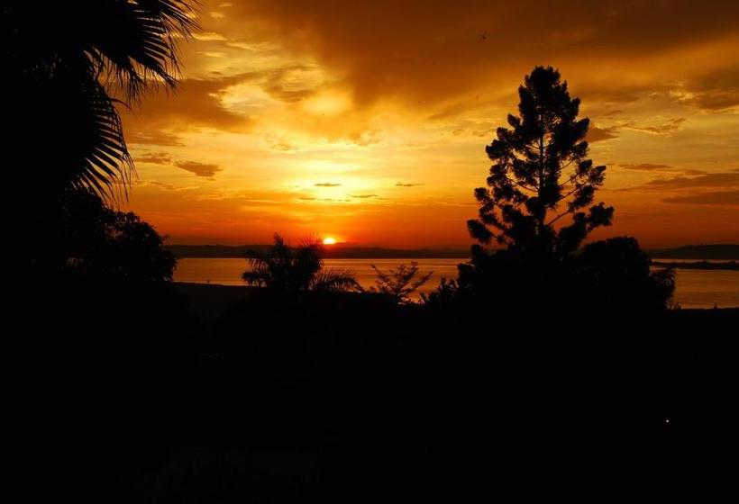 تختخواب و صبحانه Karibu Entebbe