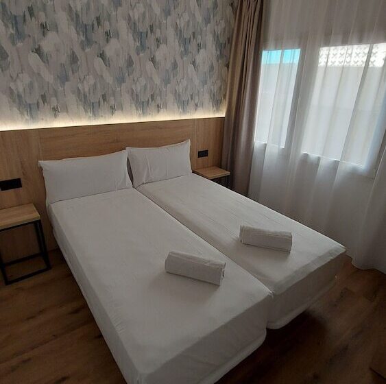 פונדק Sweet Lloret Suites