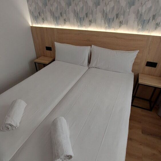 פונדק Sweet Lloret Suites