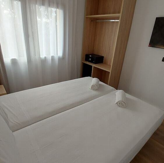 פונדק Sweet Lloret Suites