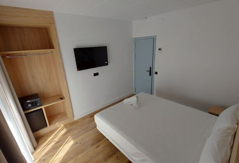 פונדק Sweet Lloret Suites