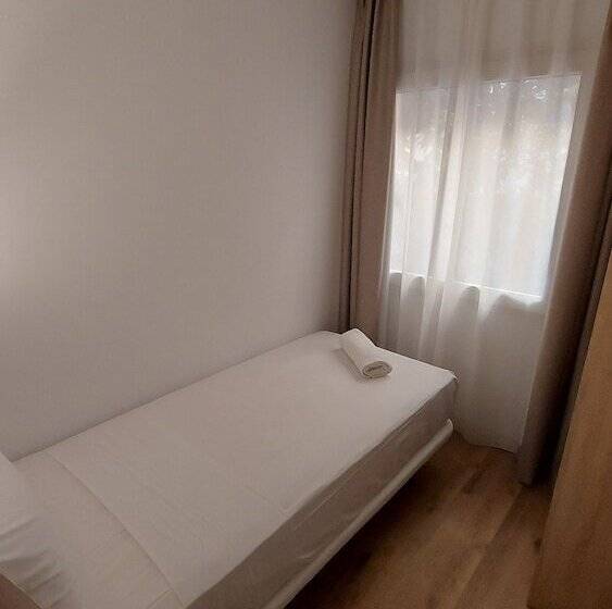 פונדק Sweet Lloret Suites