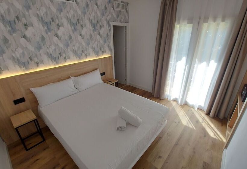 פונדק Sweet Lloret Suites