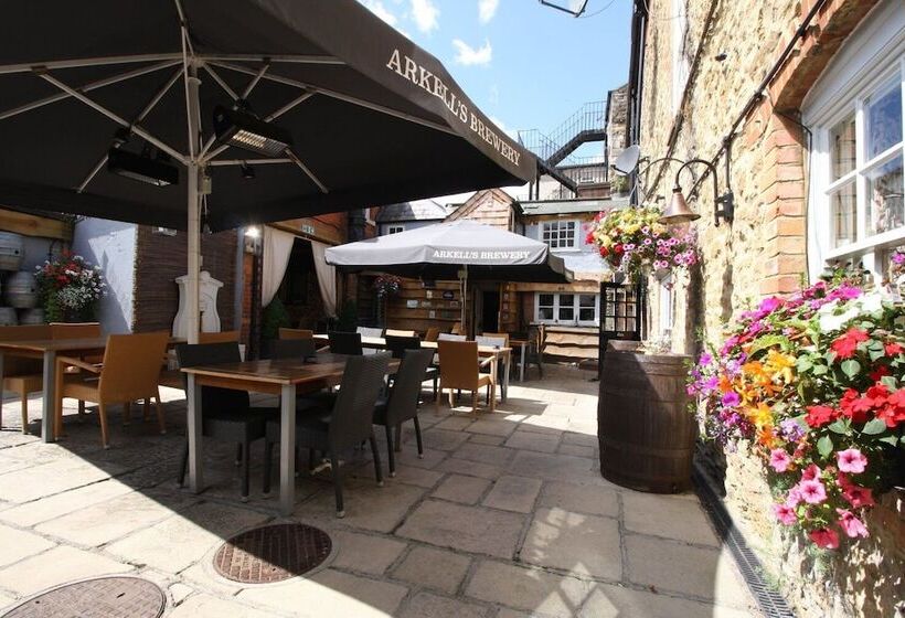 여관 The Saracens Head