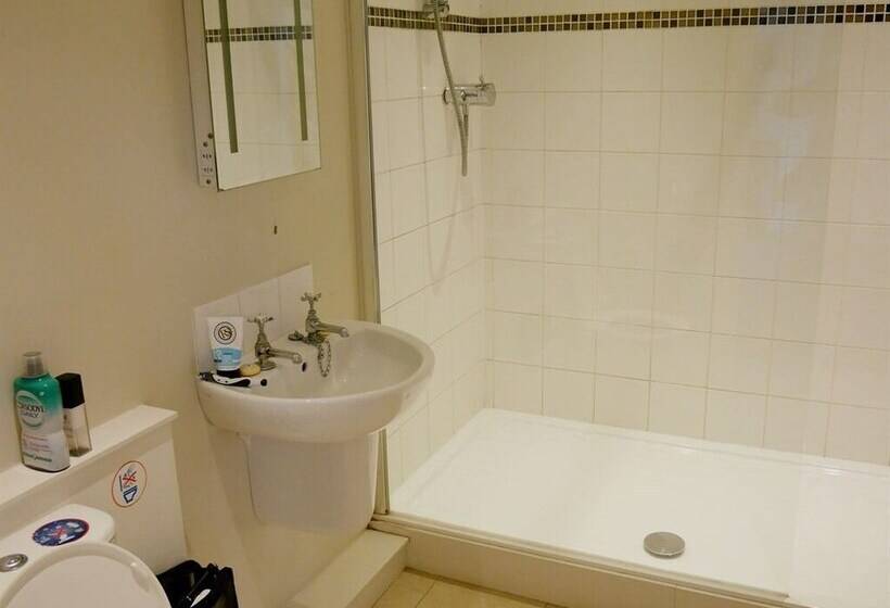 여관 The Saracens Head