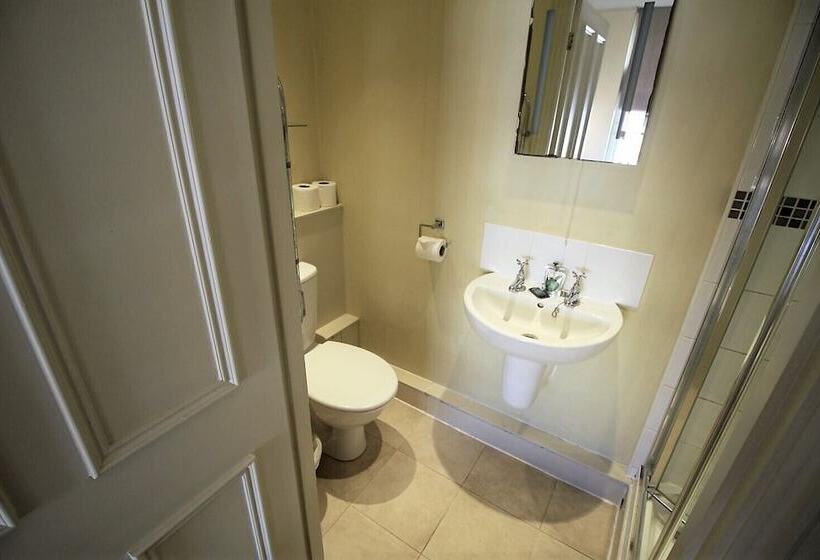 여관 The Saracens Head