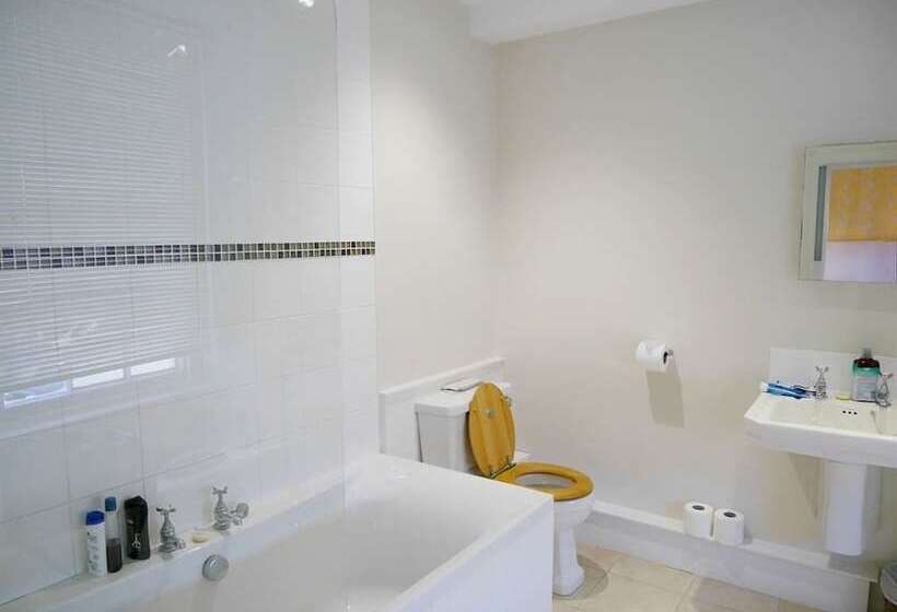 여관 The Saracens Head