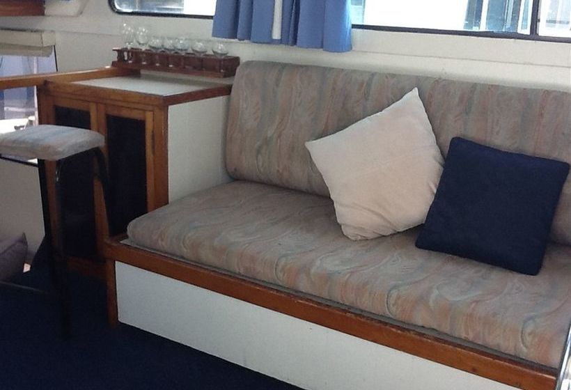 בית מלון כפרי Boyds Bay Houseboat Holidays