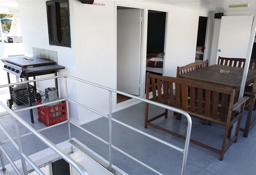 فندق Boyds Bay Houseboat Holidays