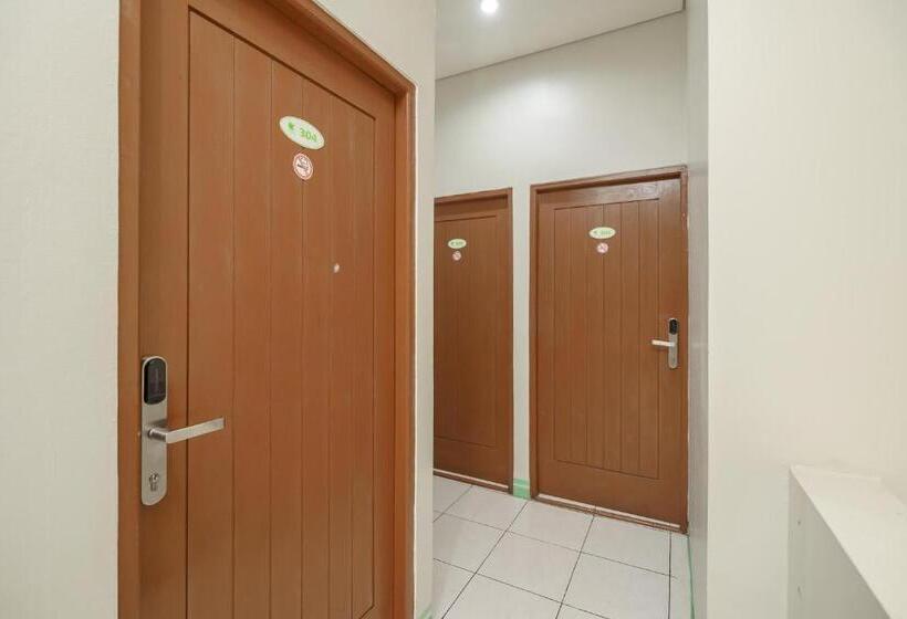 Отель Green Apple Residence Near Sarinah Mitra Reddoorz