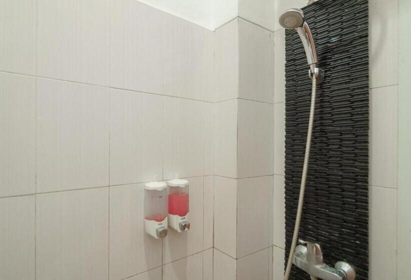 Отель Green Apple Residence Near Sarinah Mitra Reddoorz