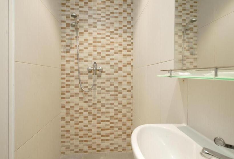 Отель Green Apple Residence Near Sarinah Mitra Reddoorz