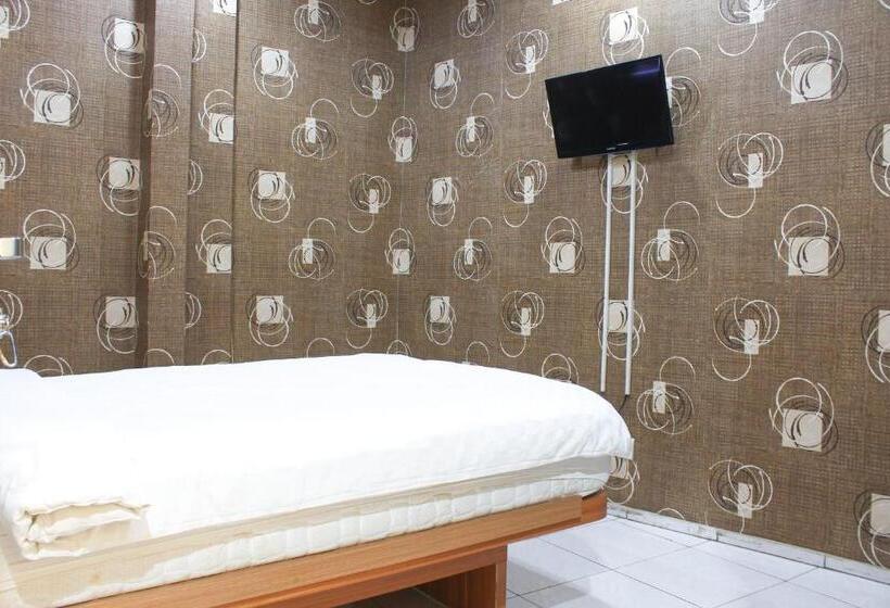 Отель Green Apple Residence Near Sarinah Mitra Reddoorz