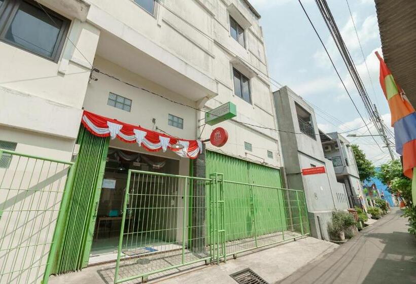 Отель Green Apple Residence Near Sarinah Mitra Reddoorz