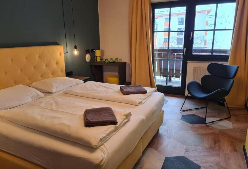 فندق Boutique House Happyellow Saalbach