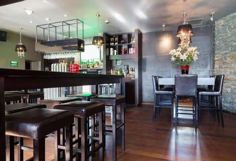 汽车旅馆  Racecourse Hotel And Motor Lodge